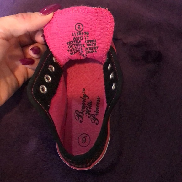 Kids size 6 shoes - Picture 2 of 2